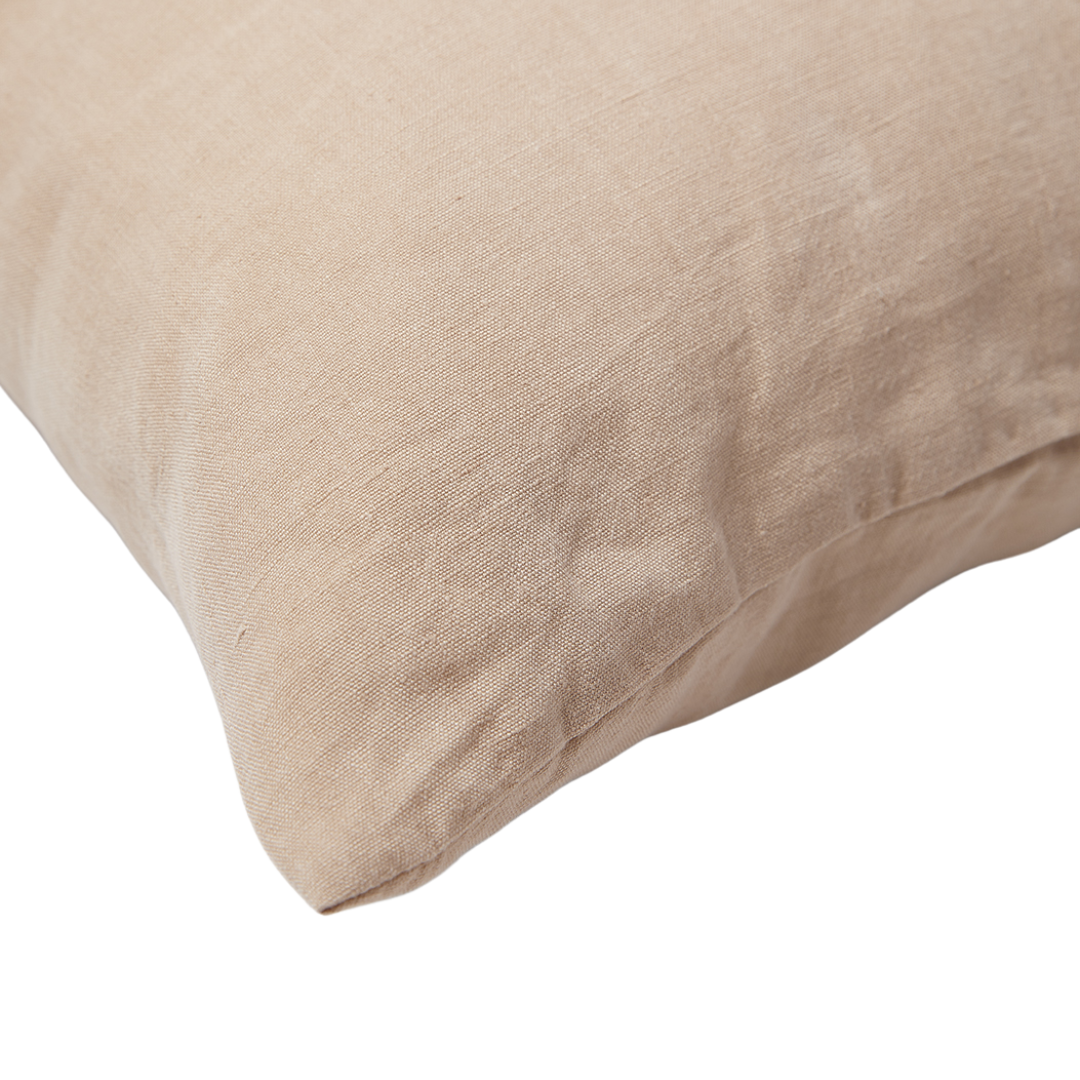 Detailopname van de blinde rits en afwerking van de Scotty linnen sierkussenhoes in nude kleur