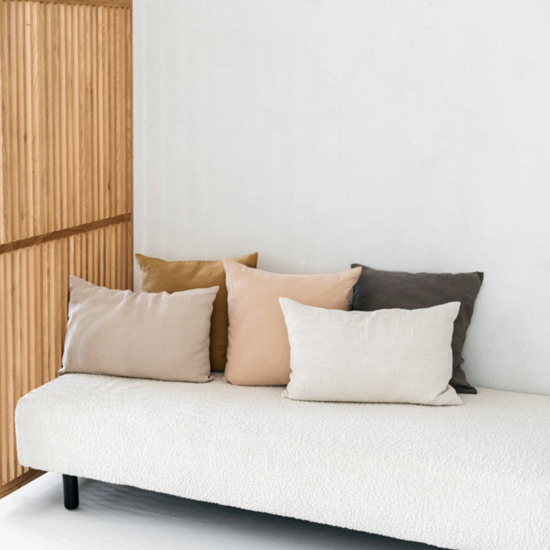 Scotty linnen kussenhoes in verschillende kleuren en formaten op een witte bank