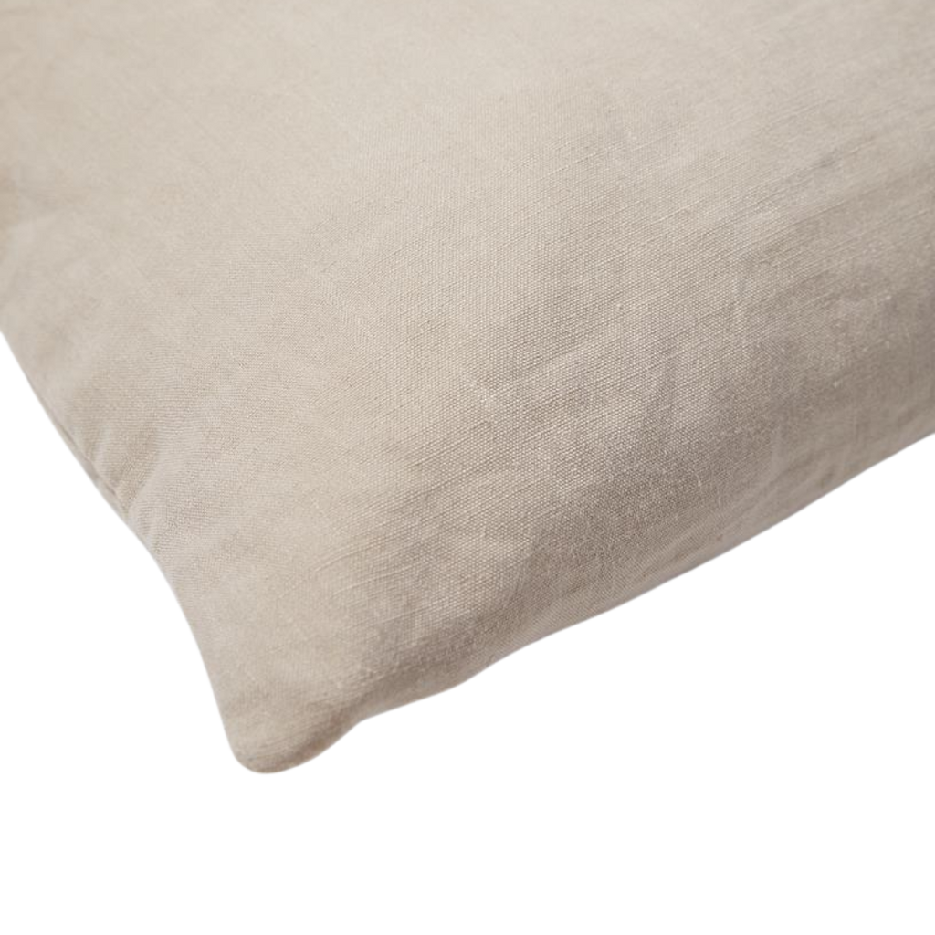 Close-up van de taupe kleurige Scotty kussenhoes met zichtbare linnen textuur