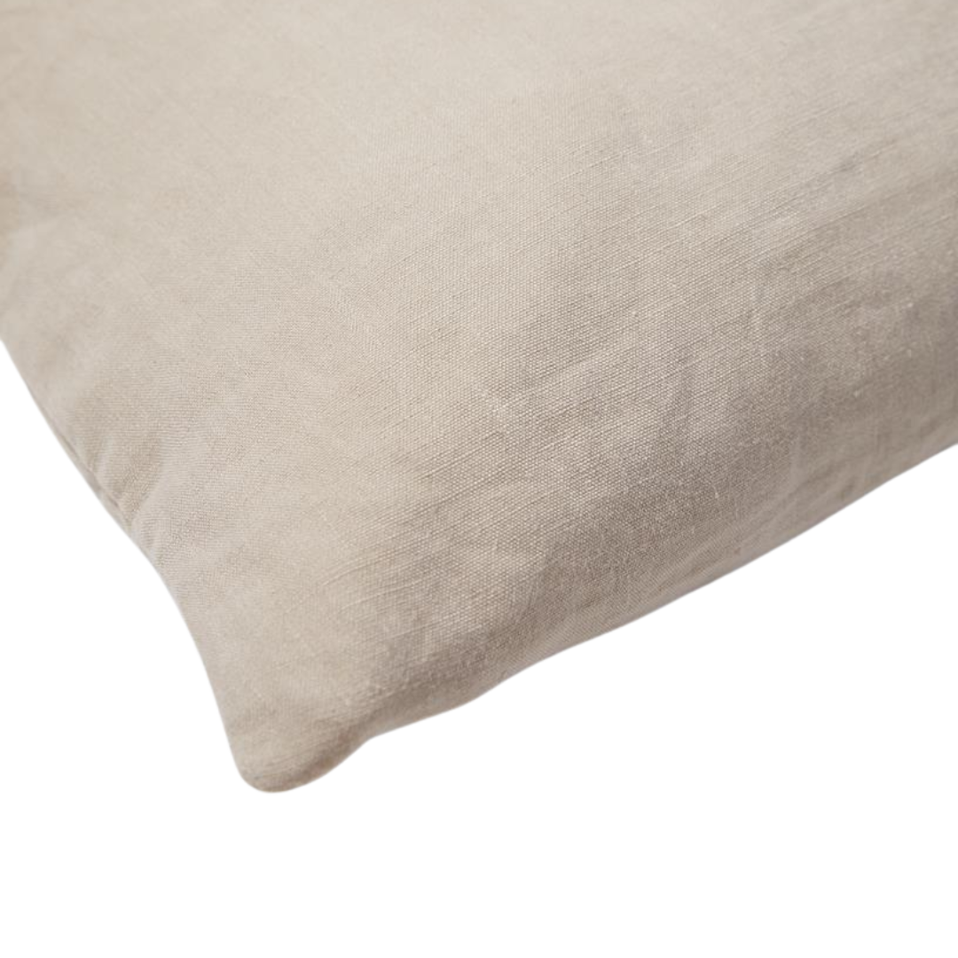 Close-up van de taupe kleurige Scotty kussenhoes met zichtbare linnen textuur