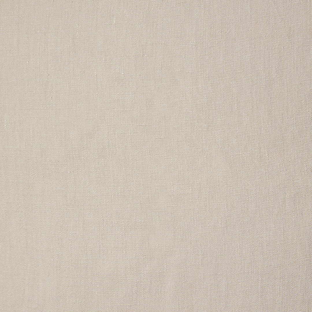 Close-up van de gewassen linnen stof van de Scotty kussenhoes in taupe tint