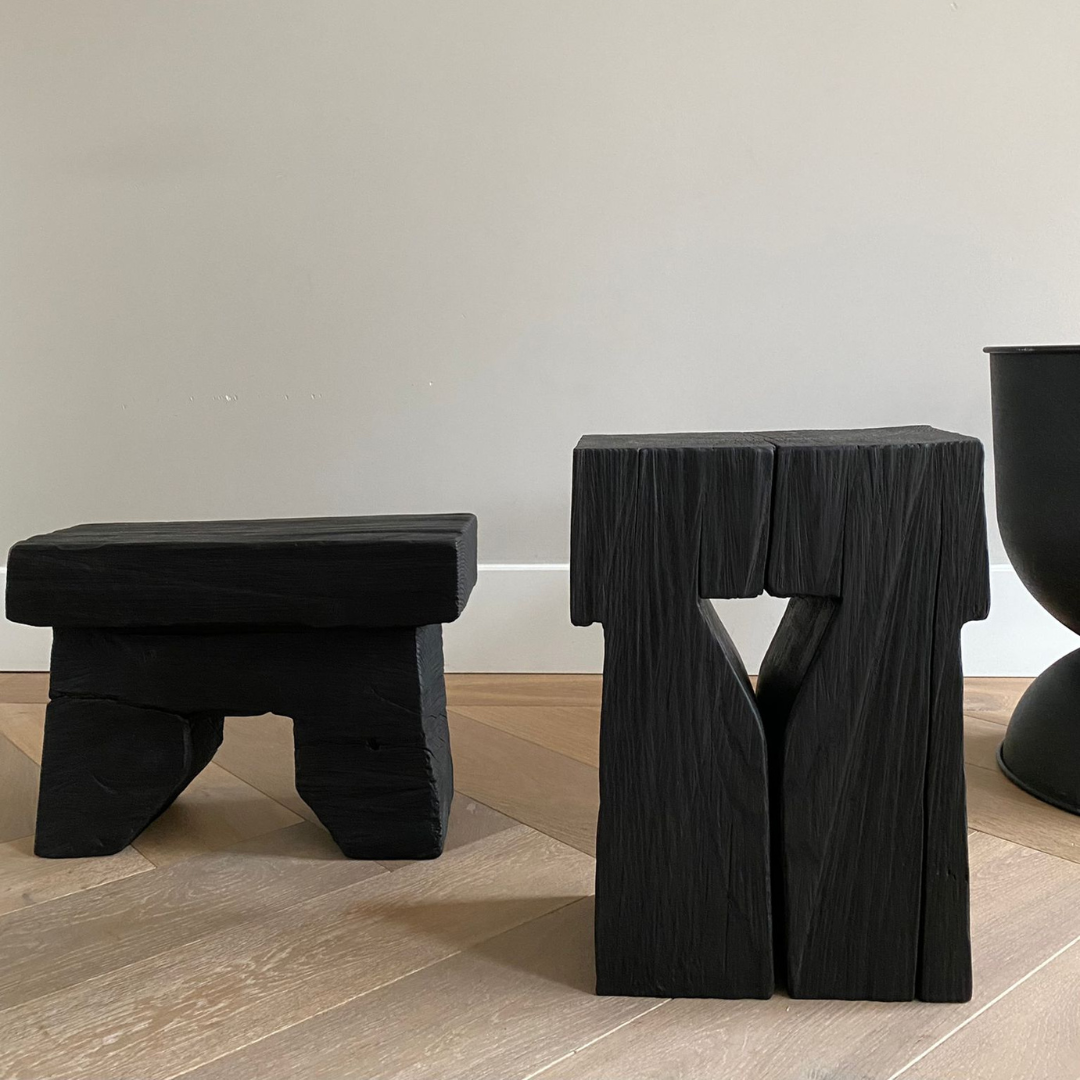 De Sculpturale Kruk No2 samen met de Sculpturale Kruk No1 op een eikenhouten visgraat vloer