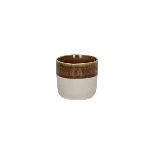 espressokop met natuurlijke, imperfecte vorm wan wit steengoed met bruin glazuur