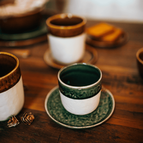 Steengoed espressokop en schotel wit met donkergroen van Pomax gecombineerd met koffiekoppen bruin uit de Spiro collectie