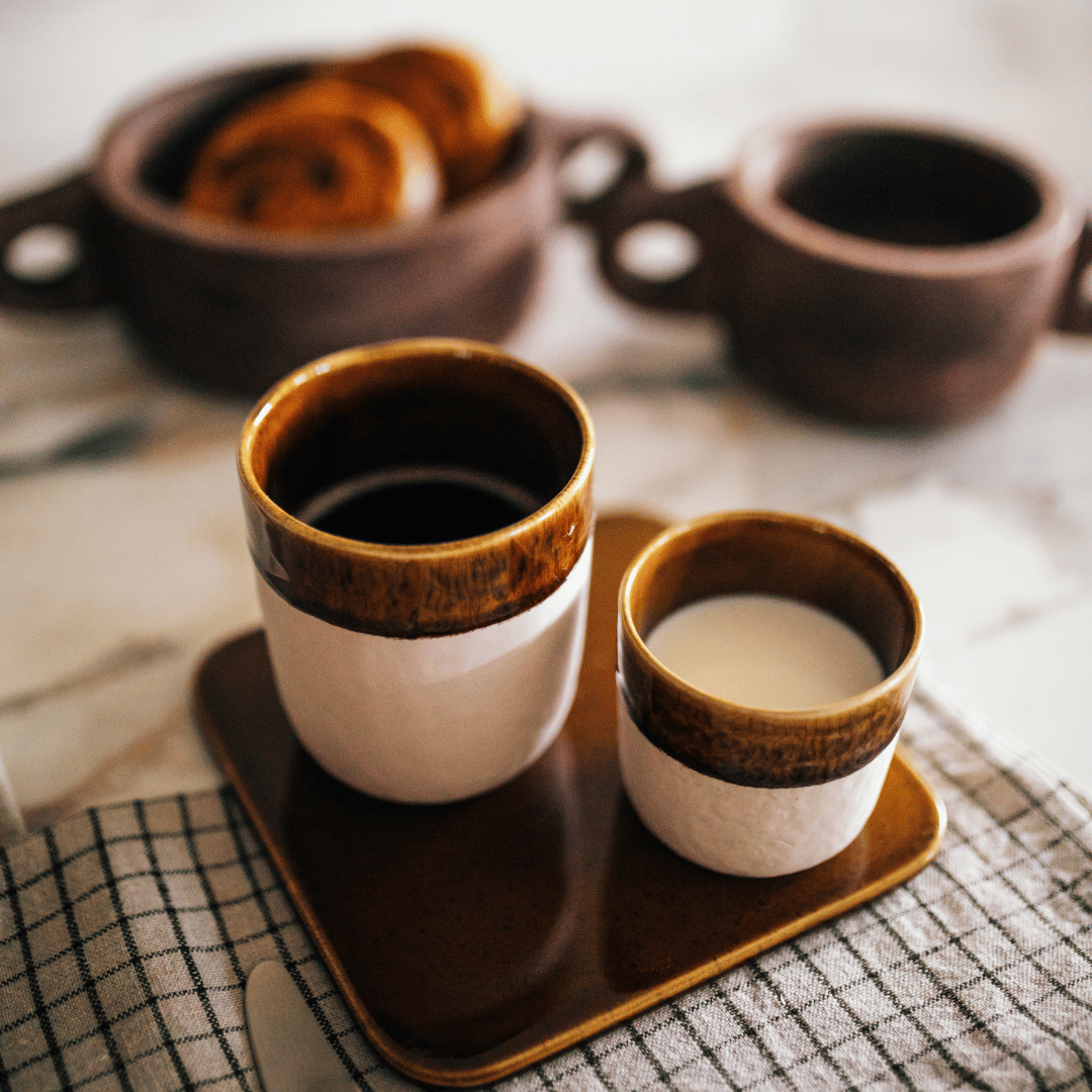 Koffiekop en espressokopje uit de Spiro collectie van Pomax van wit steengoed met bruin glazuur