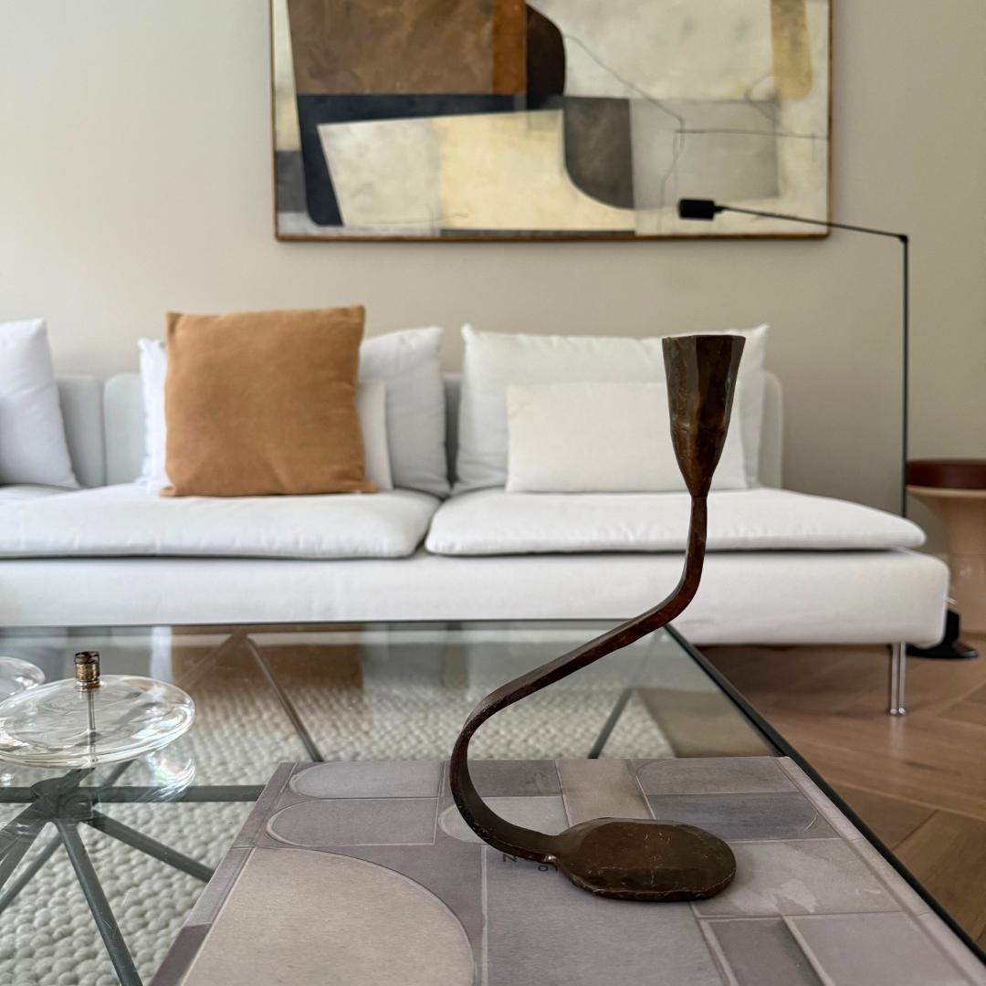 Steffi gietijzeren kaarshouder van Olsson & Jensen op een glazen salontafel – tijdloos design dat sfeer en karakter toevoegt