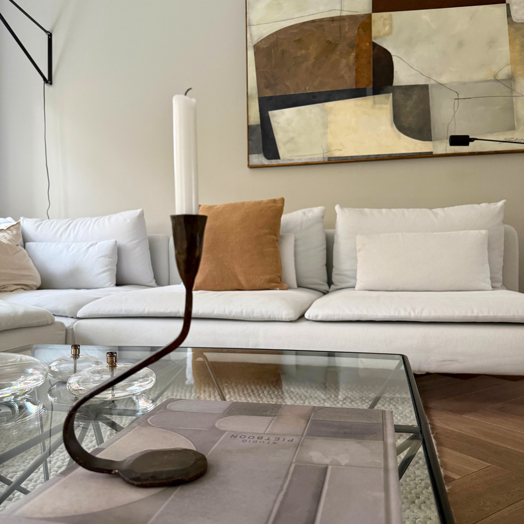 Zwarte gietijzeren Steffi kaarshouder met verfijnde lijnen – subtiel statement object hier in een warm minimalistisch interieur