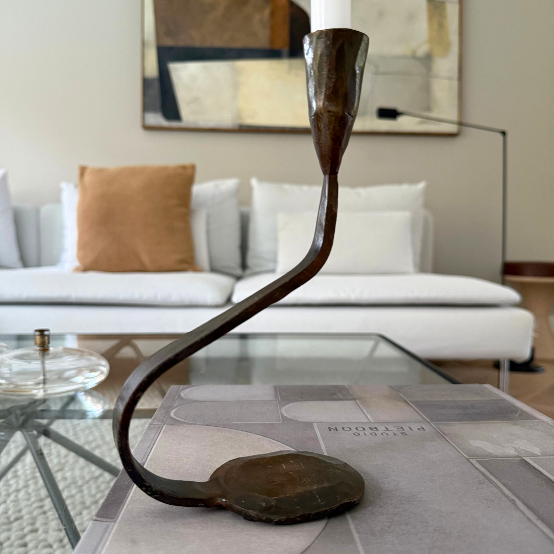 Close-up van Steffi kaarshouder van Olsson & Jensen – elegant en stabiel silhouet voor interieurdecoratie