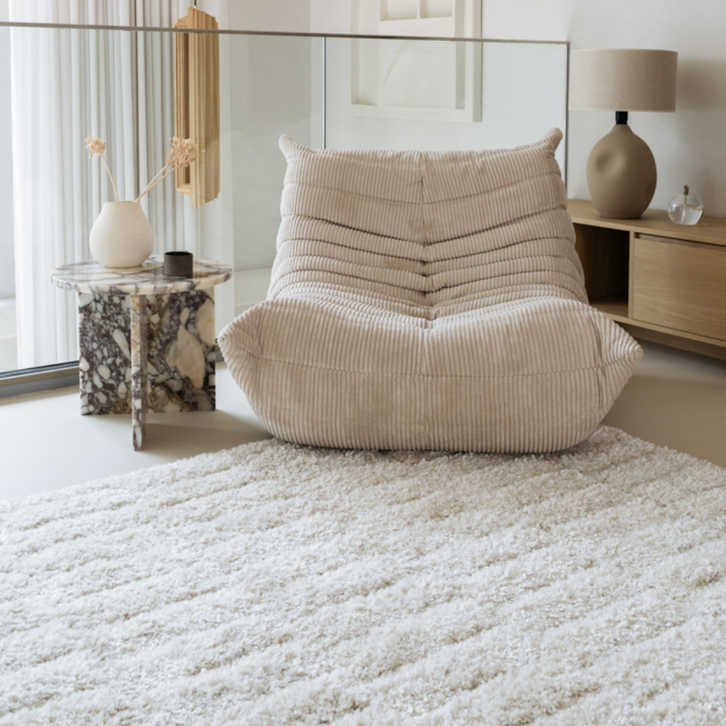 Stella hoogpolig vloerkleed gestyled in een modern interieur met neutrale kleuren 