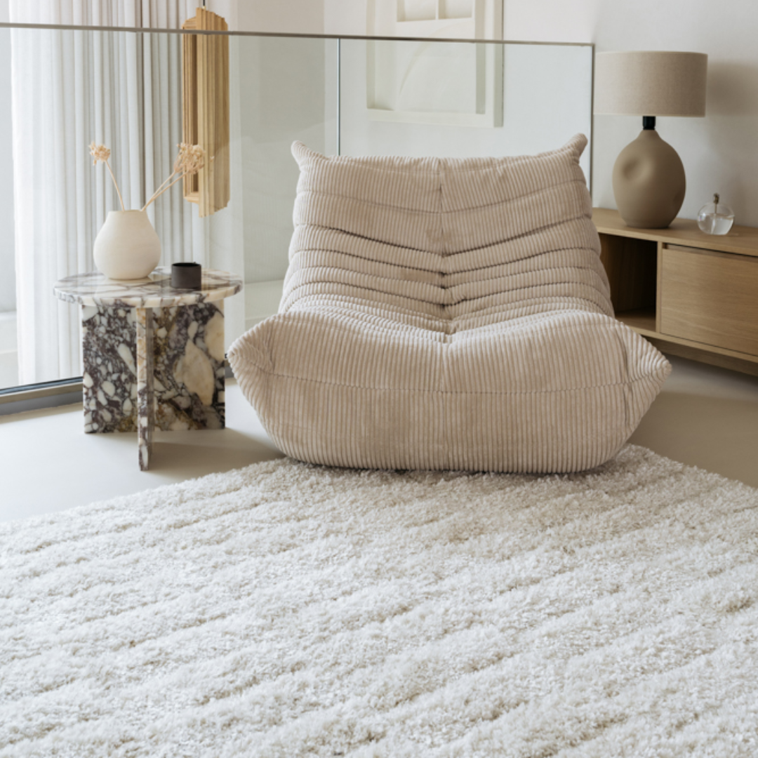 Stella hoogpolig vloerkleed gestyled in een modern interieur met neutrale kleuren 
