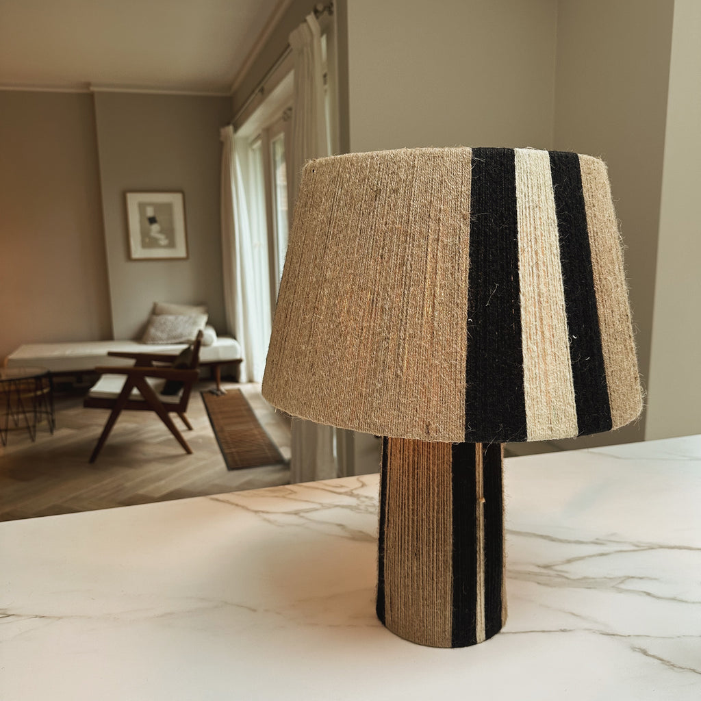 Tafellamp Subtile met kap en voet van jute in natuurlijke kleuren in een tijdloze beige interieur setting