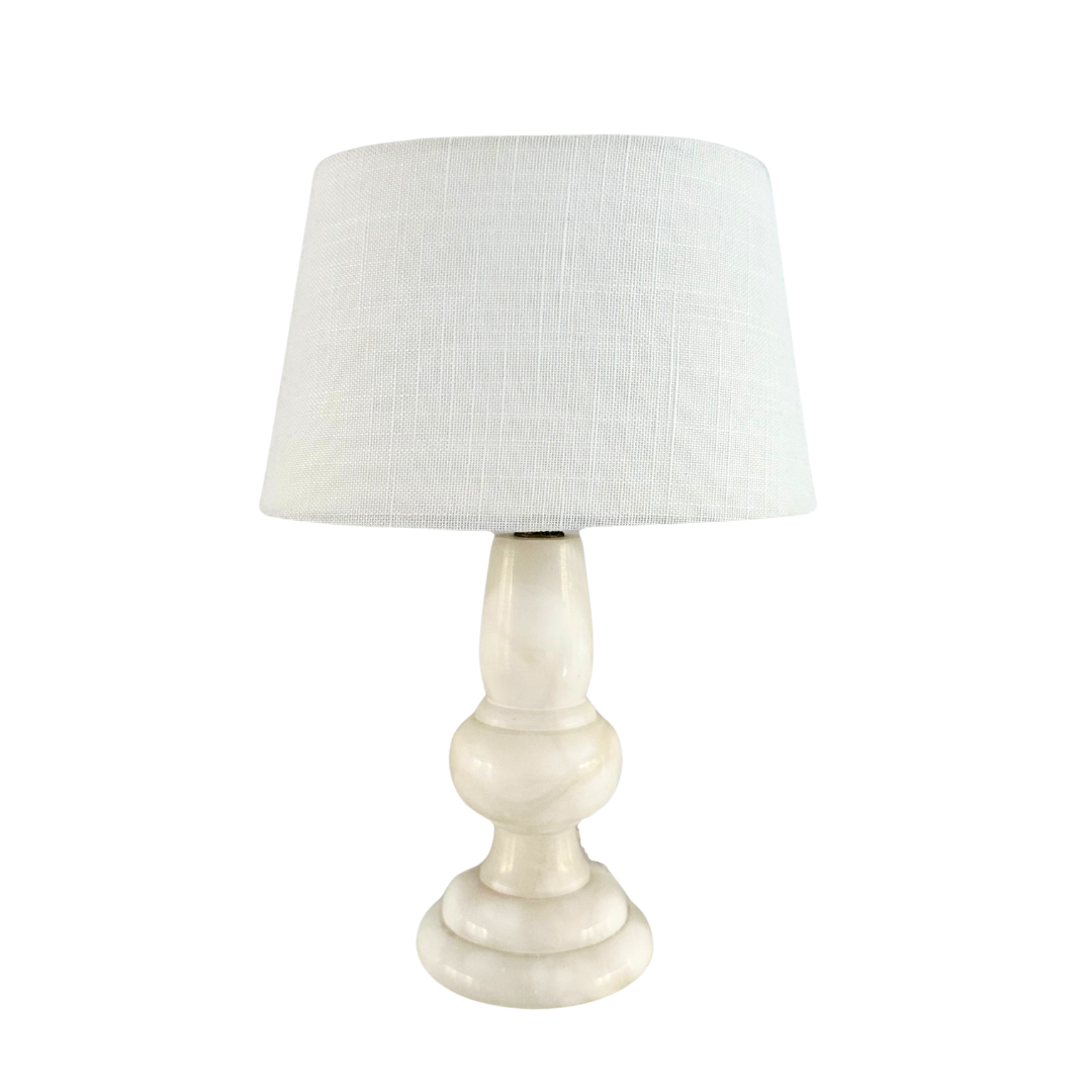 Mooie vintage tafellamp met een marmeren voet en een stoffen witte kap