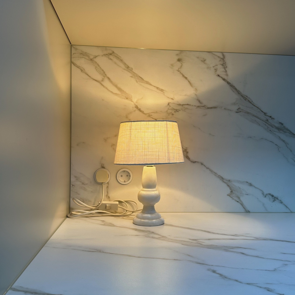 Vintage wit marmeren tafellamp met brandend peertje voor sfeervol licht