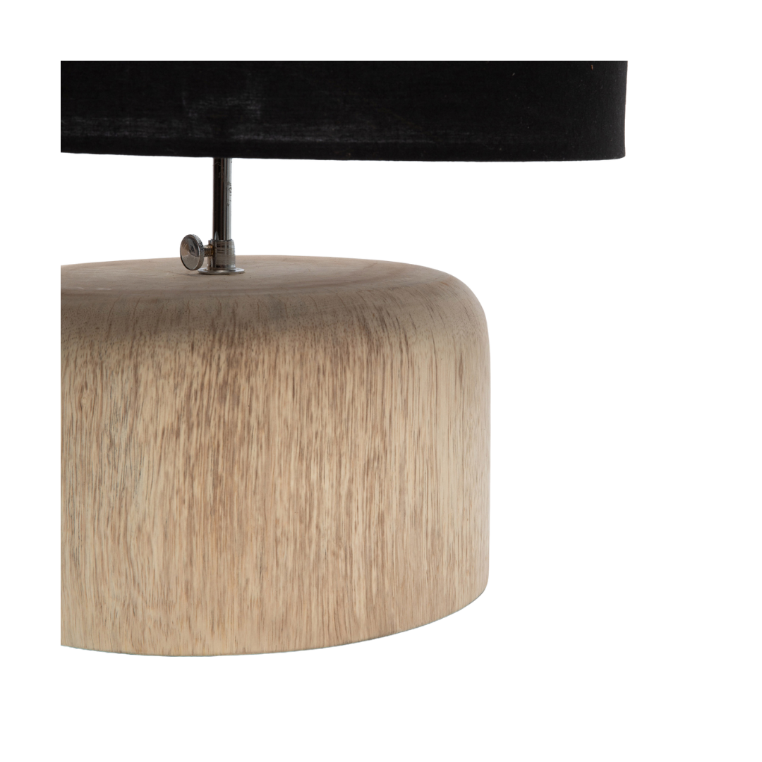 Close-up van de voet van de Teak Wood Tafellamp met organische vorm en zwarte kap