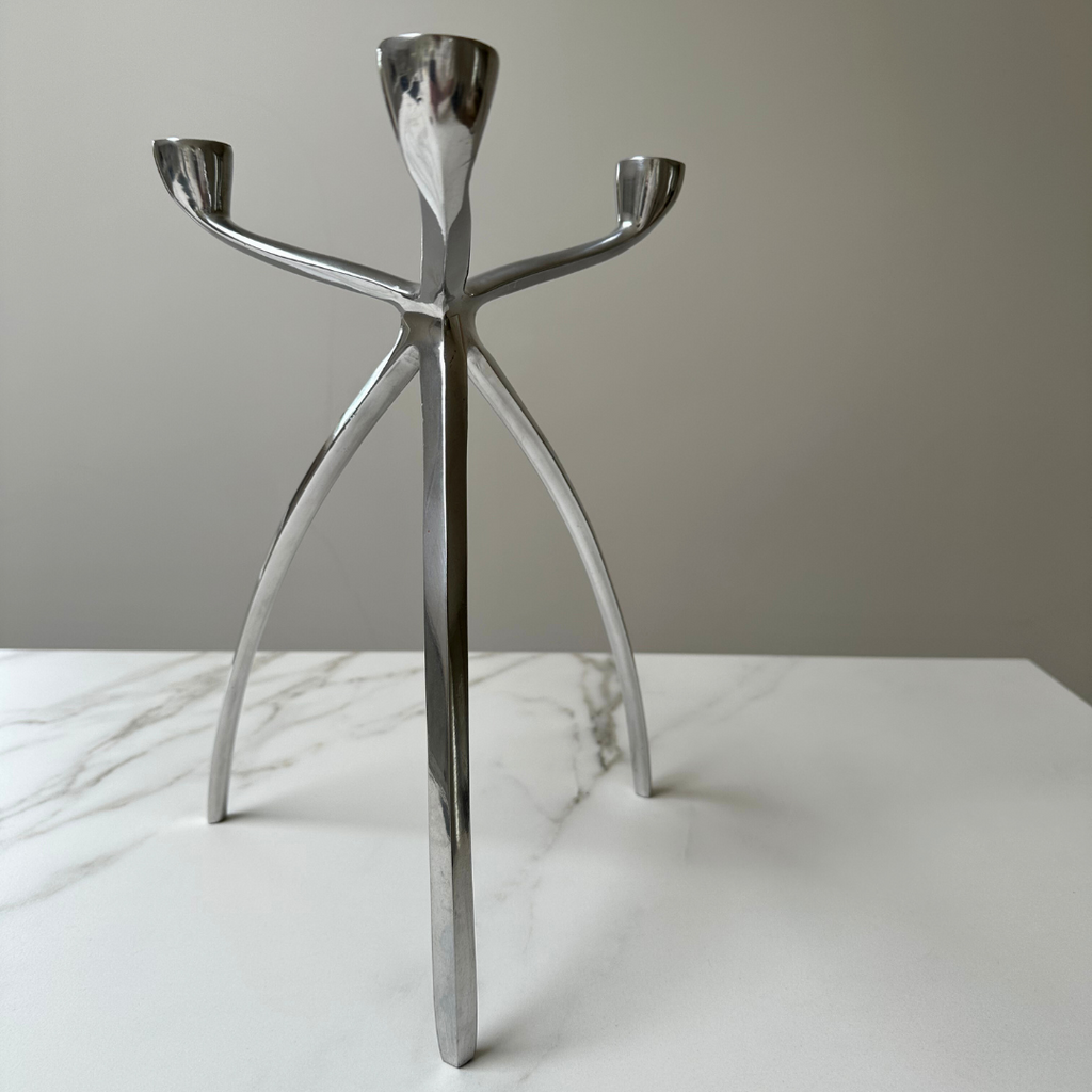 Zijaanzicht van de zilverkleurige Tripod kandelaar met slanke poten