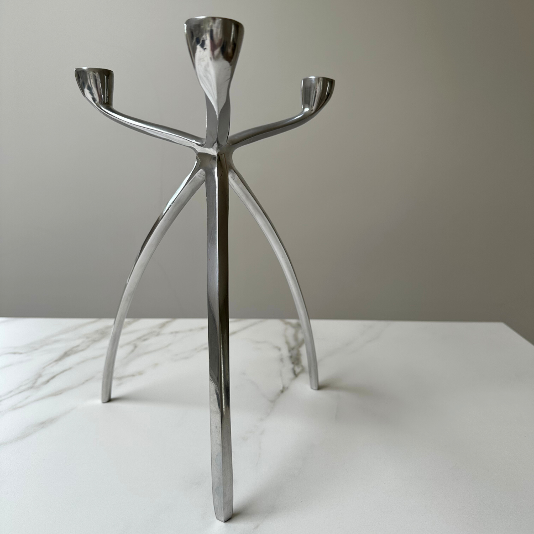 Zijaanzicht van de zilverkleurige Tripod kandelaar met slanke poten