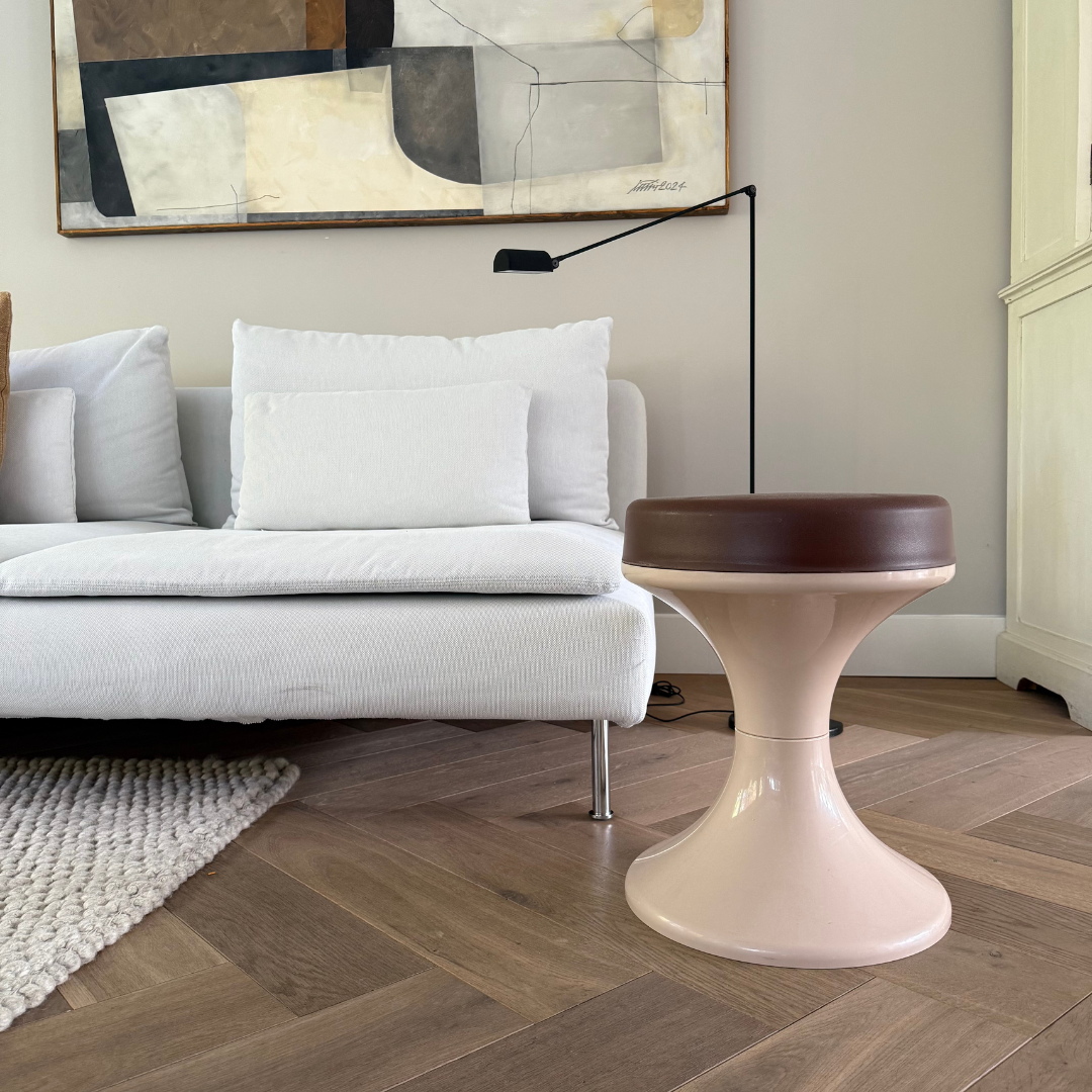 Vintage Emsa Tulip kruk als decoratief accent in een tijdloos beige, bruin modern interieur