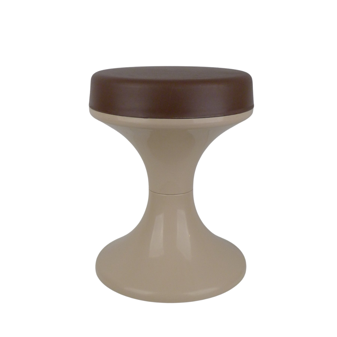 Retro kunststof kruk met karakteristieke voet en zachte rondingen, mid-century stijl