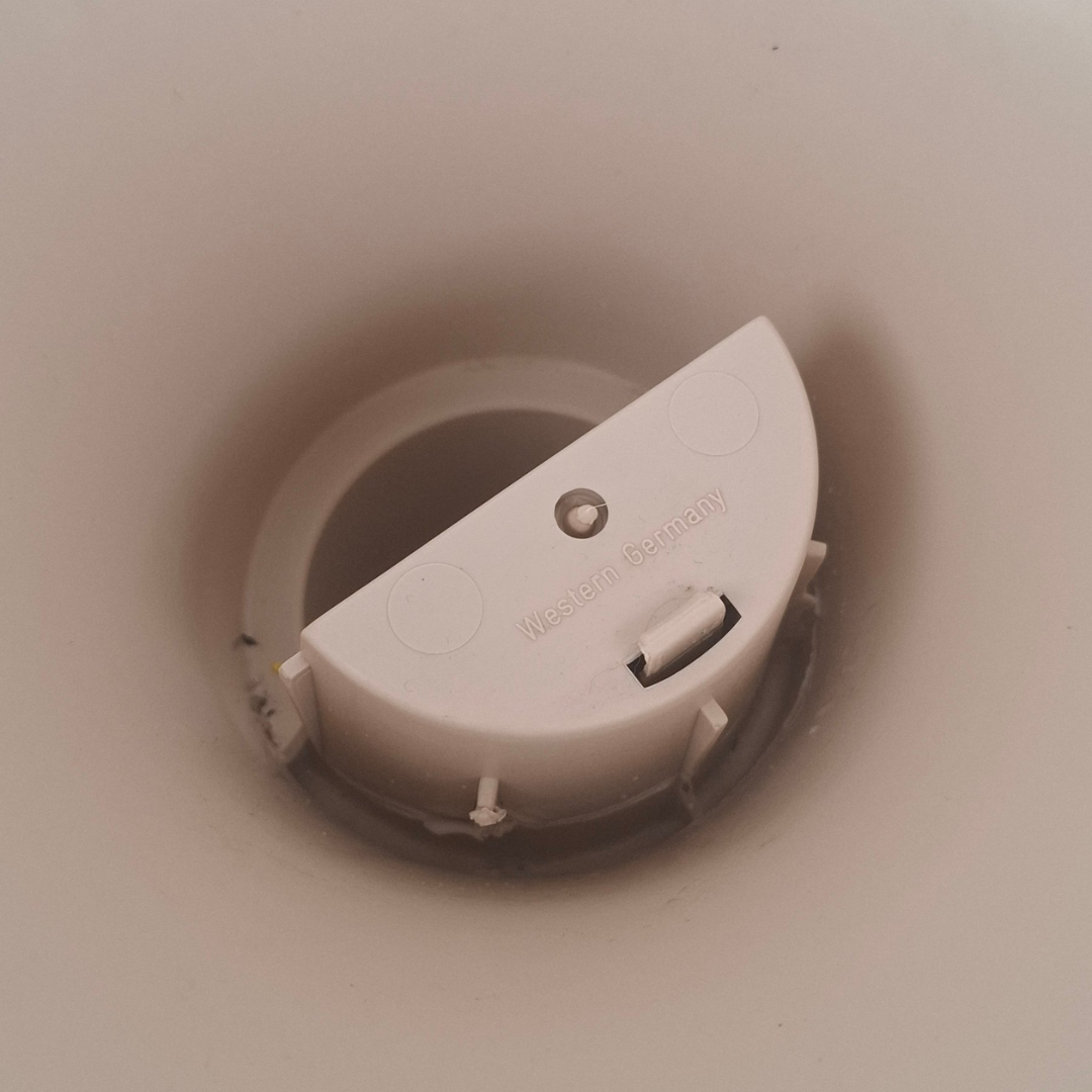 Detail met opschrift Western Germany van onderkant van de beige basis van de vintage Tulip kruk