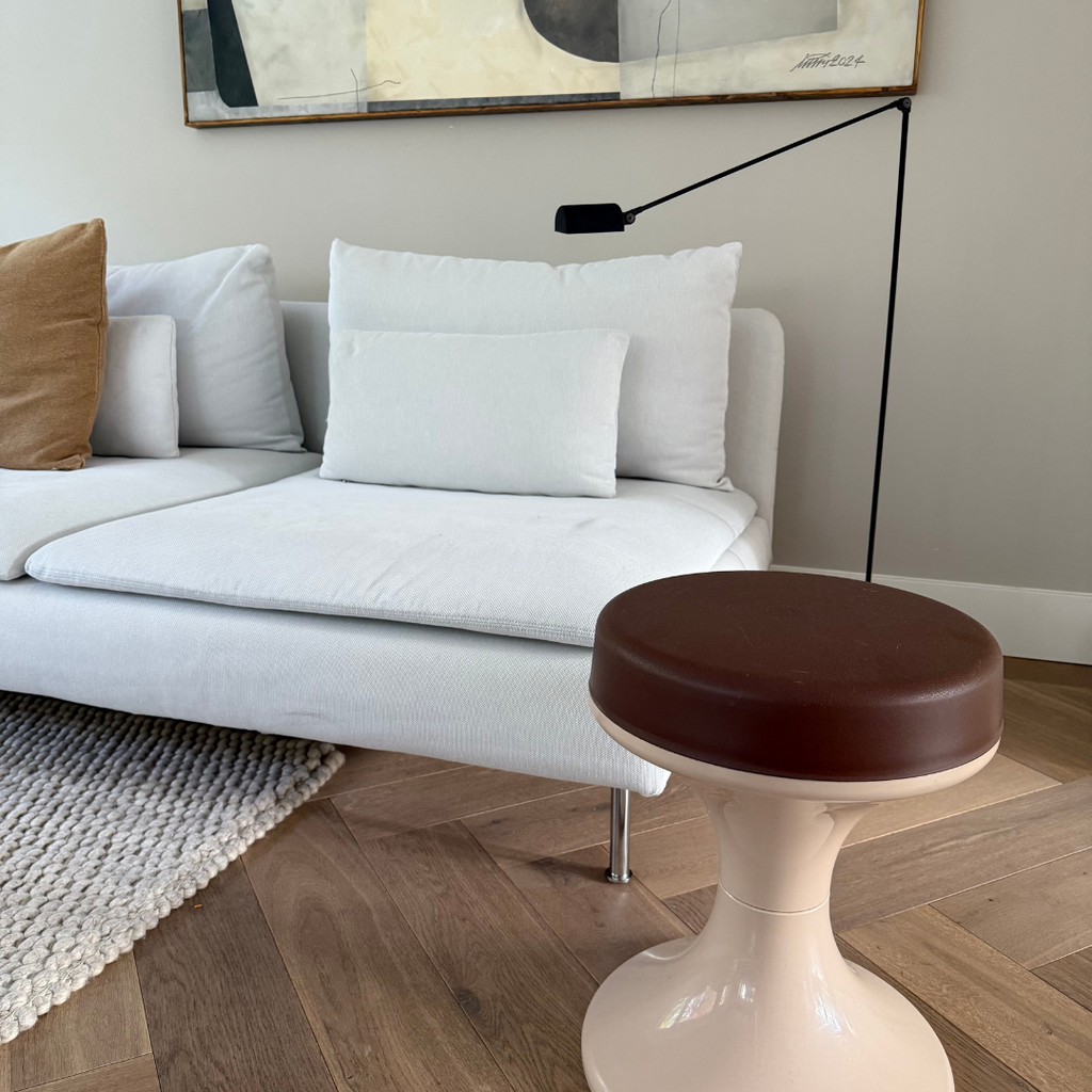 Emsa Tulip kruk in beige en bruin gestyled als bijzettafel in een warm minimalistisch  interieur