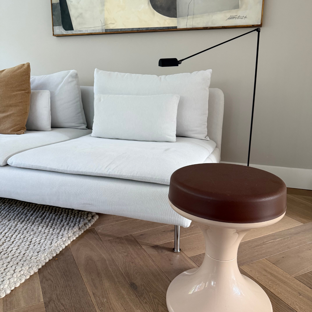 Emsa Tulip kruk in beige en bruin gestyled als bijzettafel in een warm minimalistisch  interieur