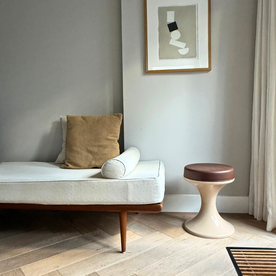 Space Age Emsa Tulip krukje als bijzettafel naast een midcentury daybed in een warm minimalistisch interieur