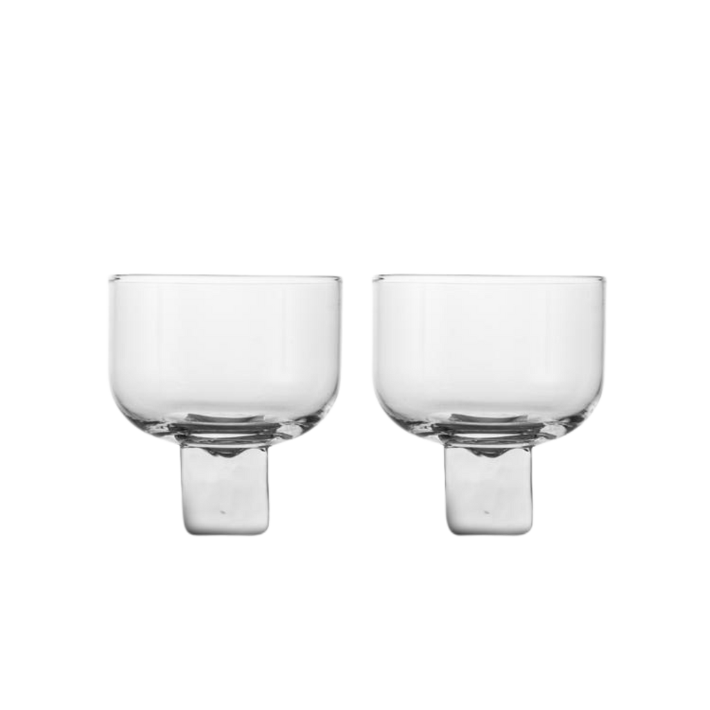 Twee Byon Victoria drinkglazen op een heldere transparant glazen voet met een inhoud van 35 cl