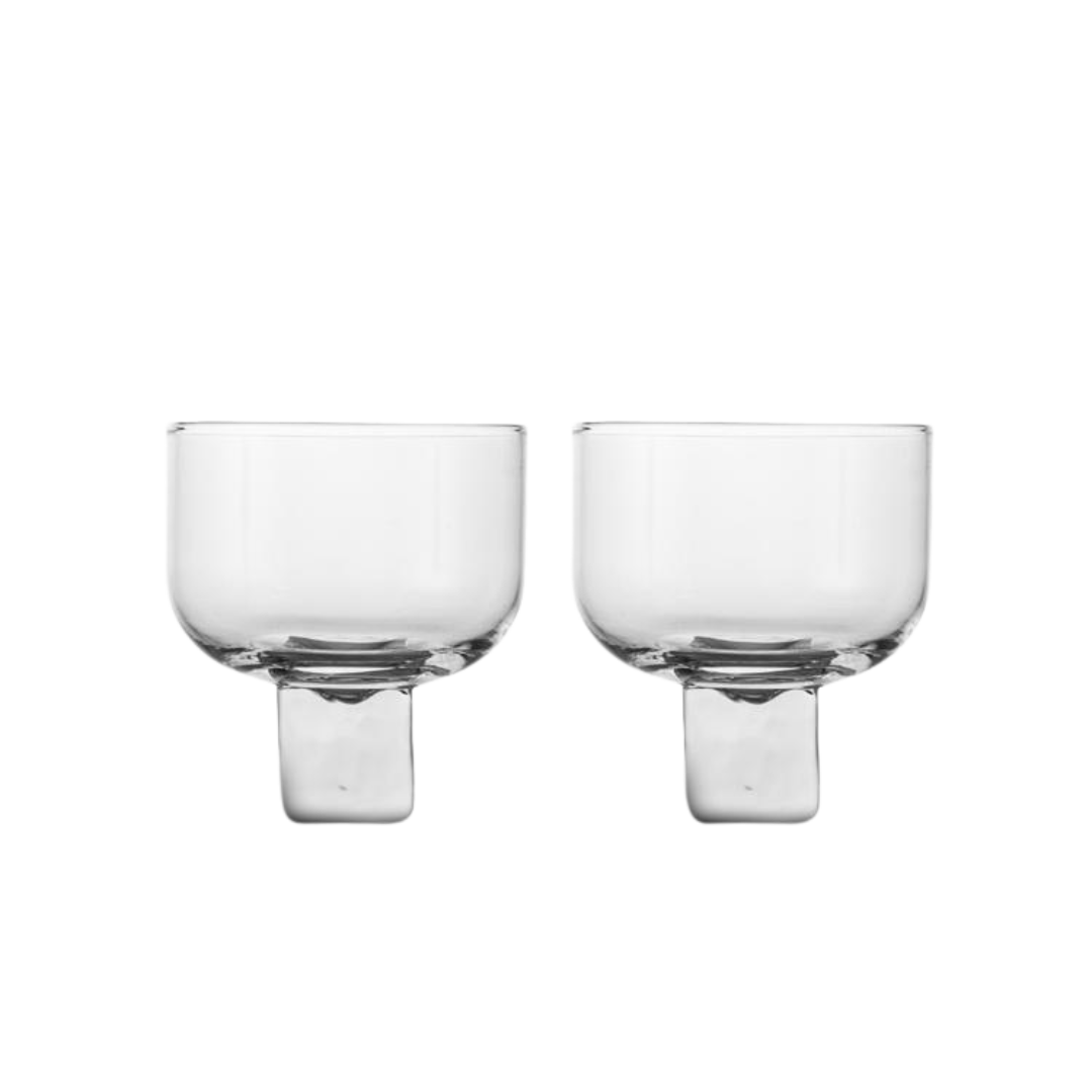 Twee Byon Victoria drinkglazen op een heldere transparant glazen voet met een inhoud van 35 cl