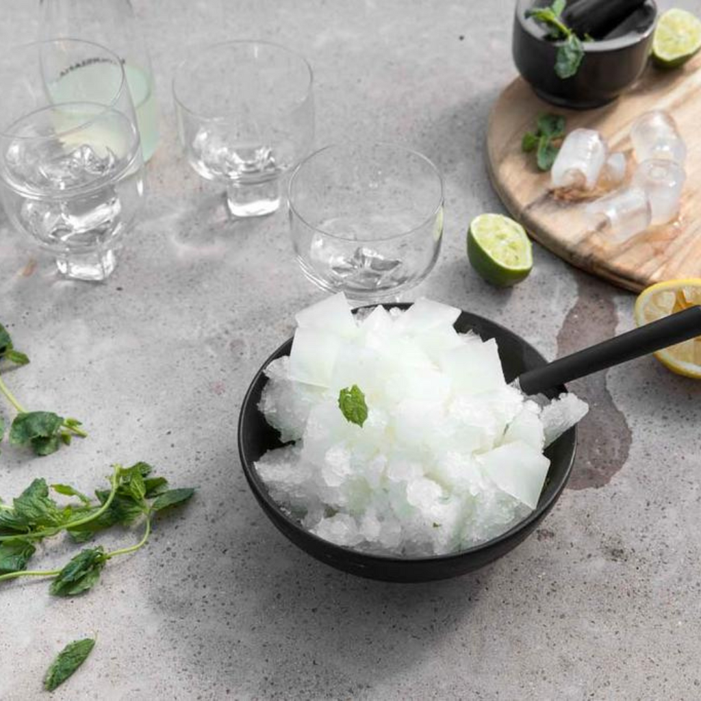 Victoria drinkglazen op een betonnen oppervlak met de benodigde ingrediënten om een mojito cocktail te serveren 