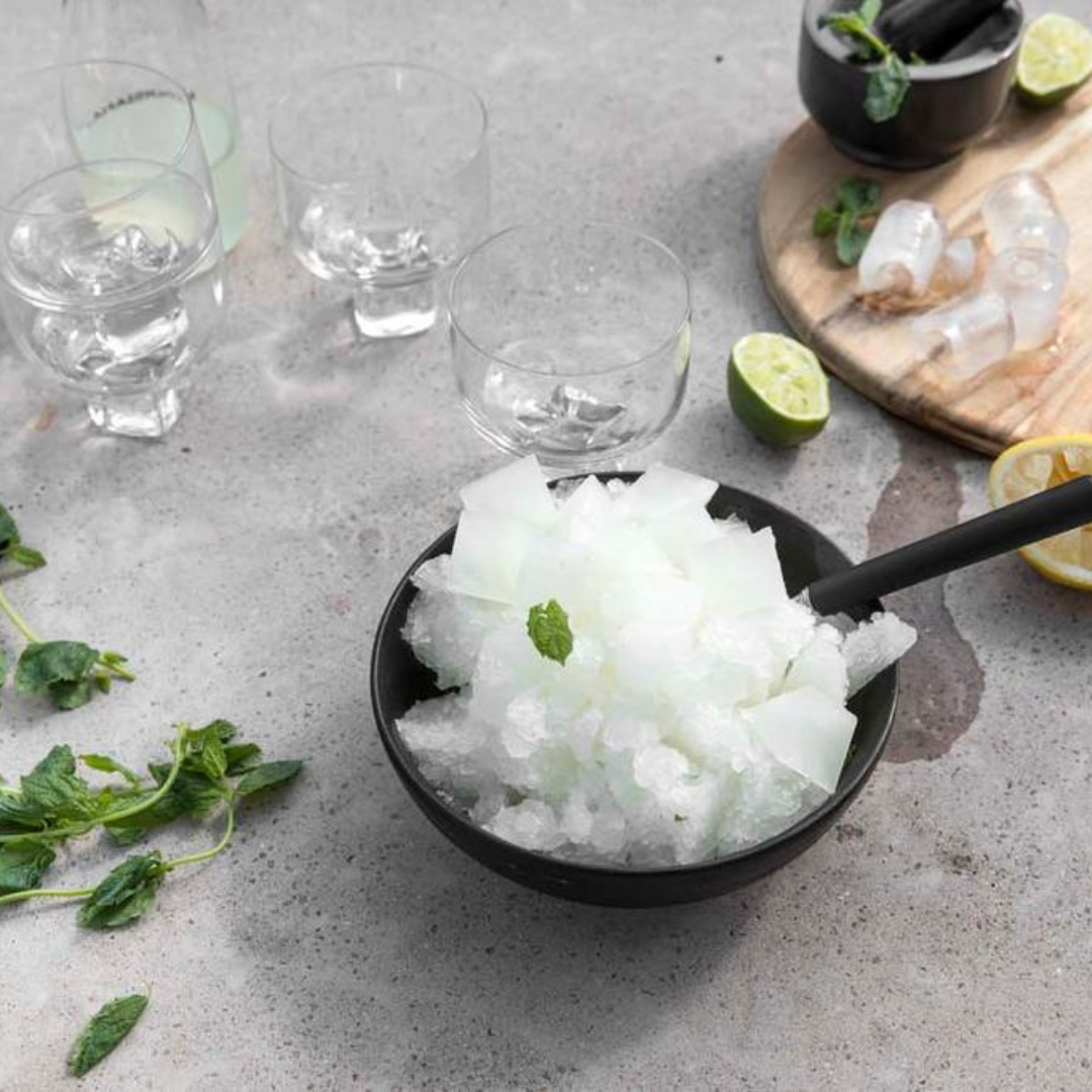 Victoria drinkglazen op een betonnen oppervlak met de benodigde ingrediënten om een mojito cocktail te serveren 