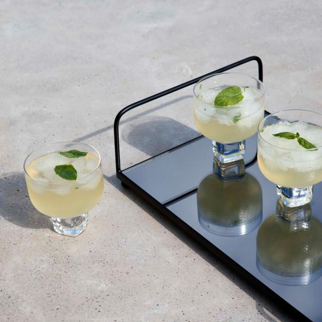 Byon Victoria drinkglazen met een verfrissend drankje op een dienblad  