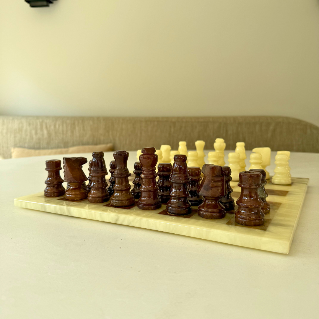 Uniek decoratief schaakspel van donkerbruin en creme albast en onyx, in perfecte vintage conditie