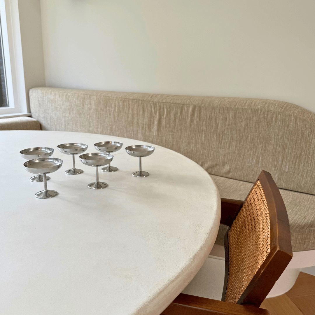 Vintage ijscoupes van Guy Degrenne op een witte eettafel
