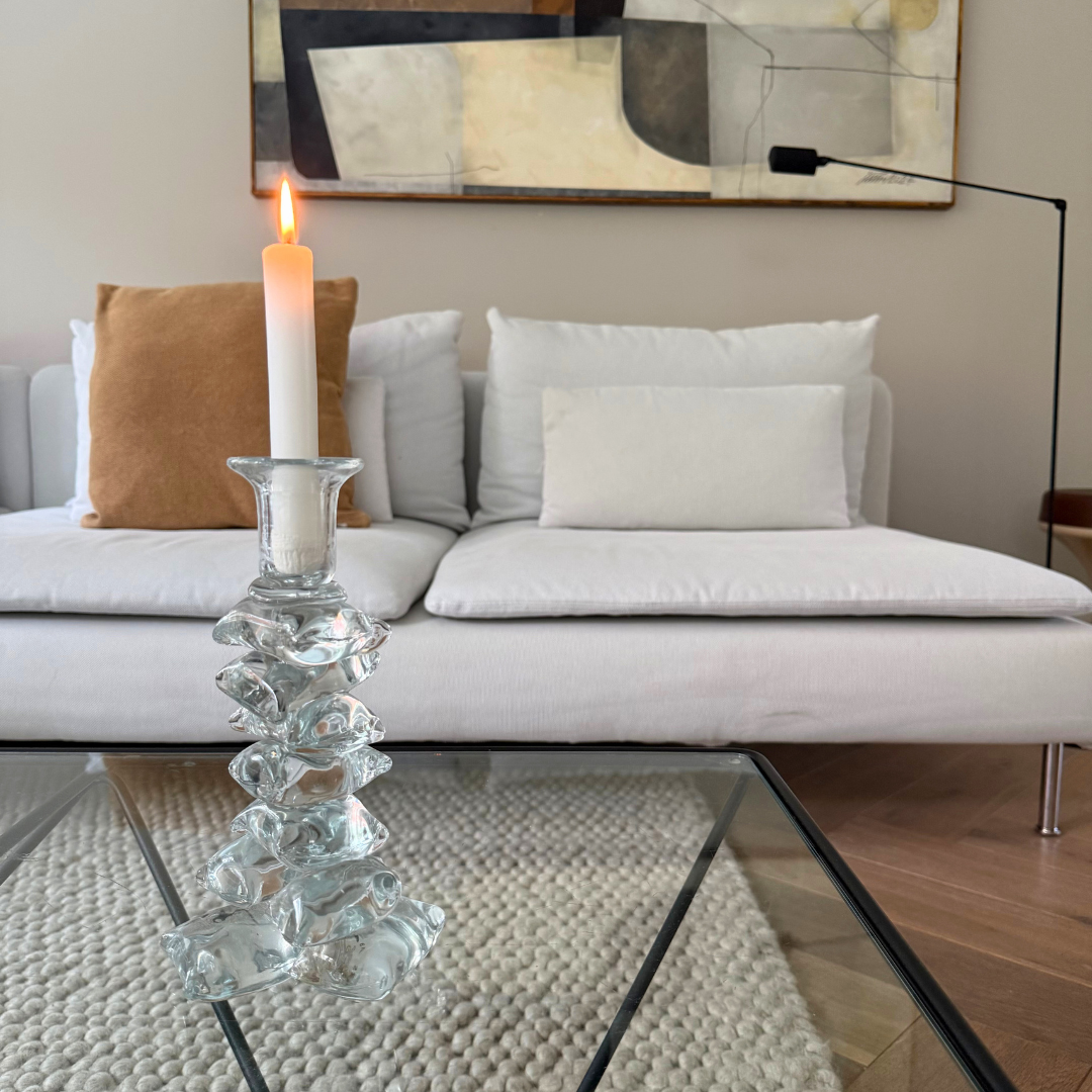 Glazen kaarshouder Zephyr van Olsson en Jensen – kunstzinnig middelpunt in modern interieur