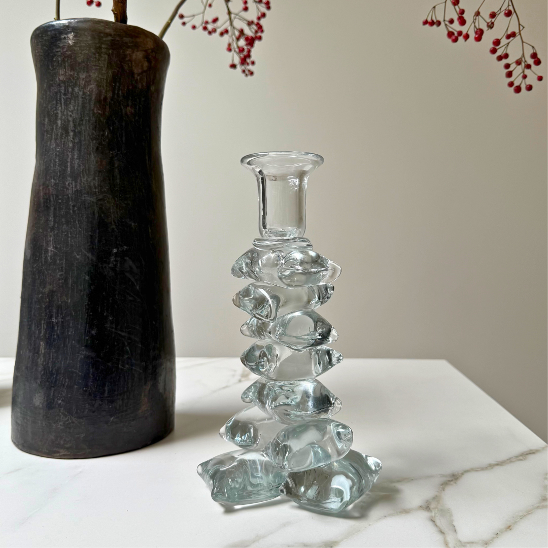 Zephyr kaarshouder naast een zwarte vaas – luxueus en opvallend statement voor interieurdecoratie