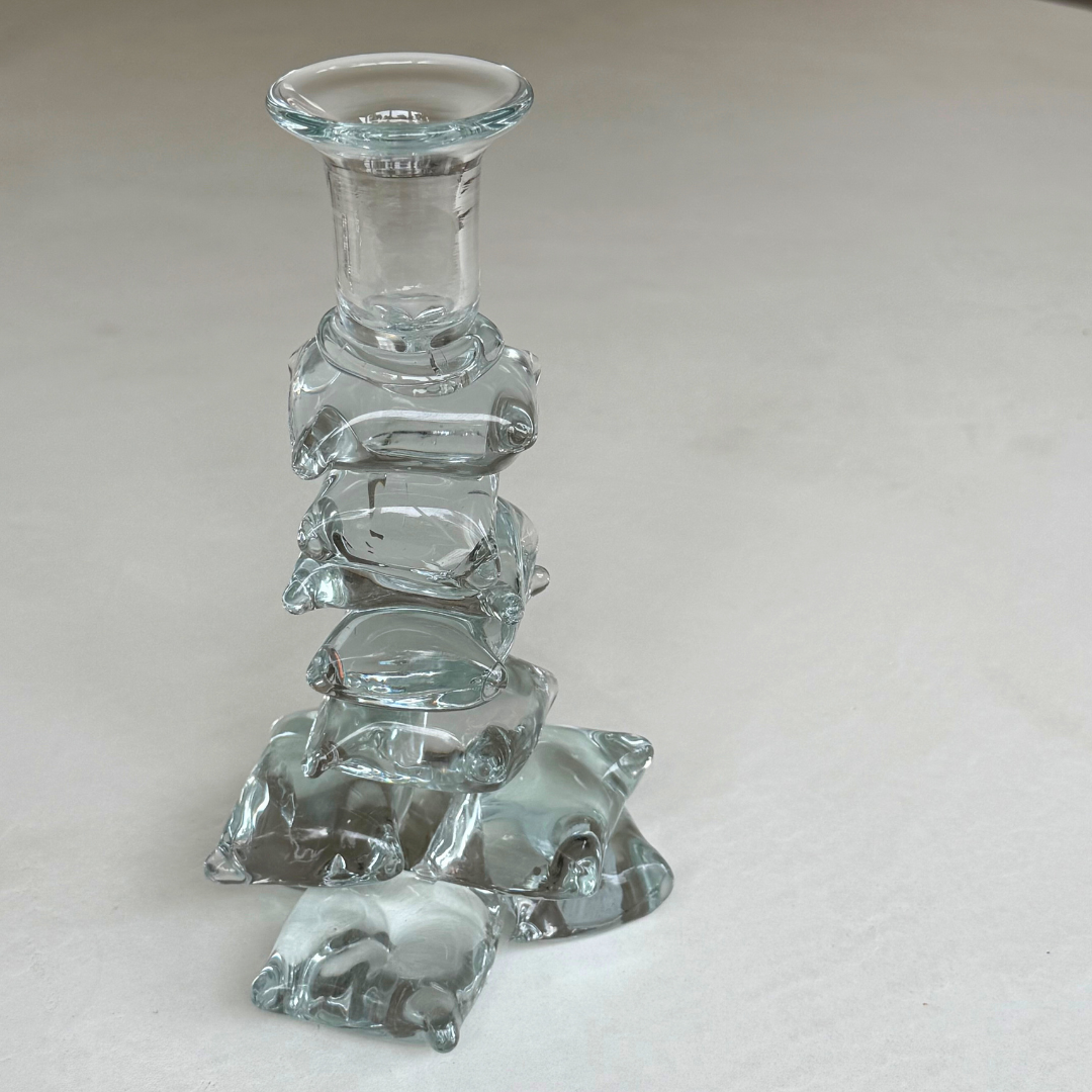 Glazen Zephyr kaarshouder van Olsson & Jensen – moderne, artistieke toevoeging voor sfeervol interieur