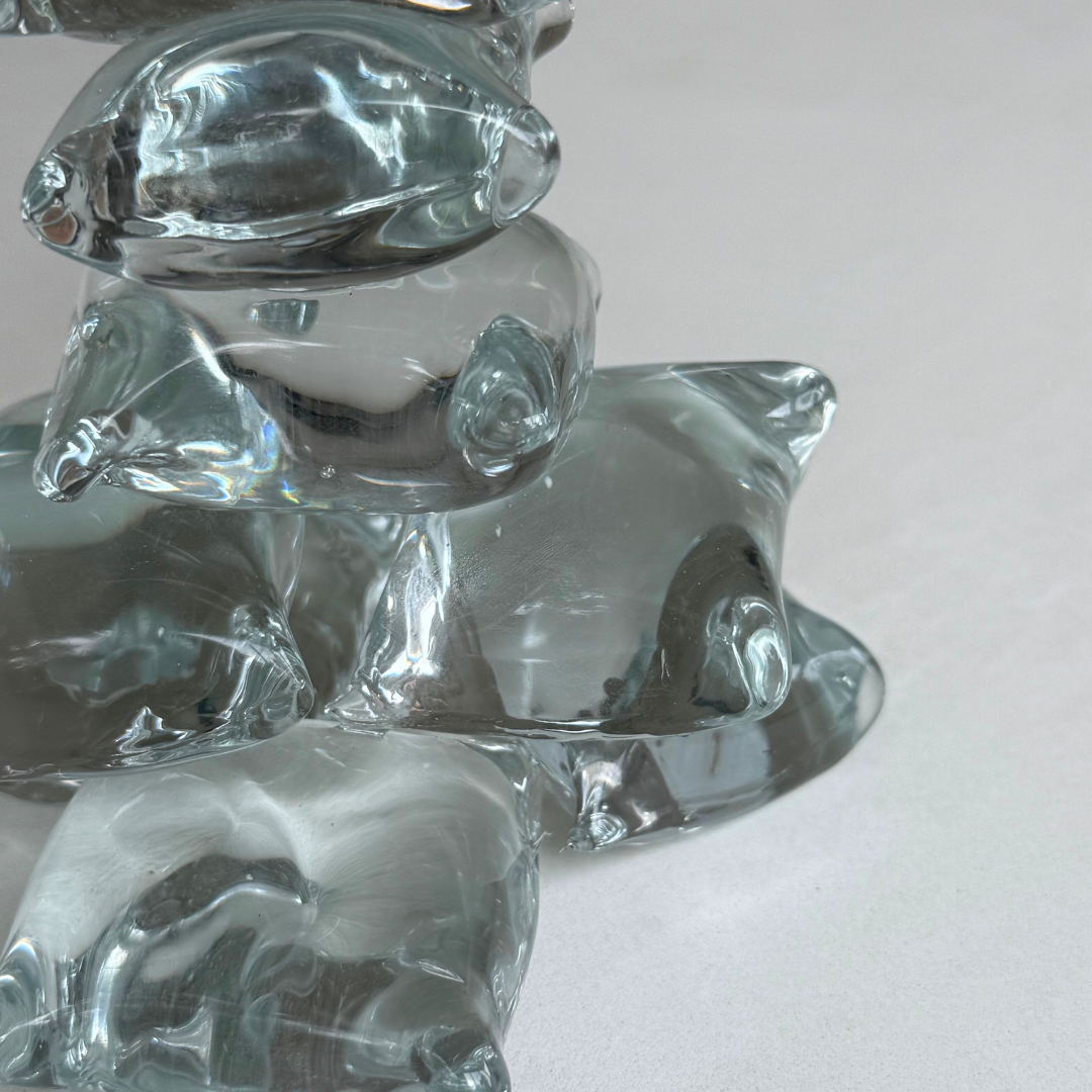 Close-up van Zephyr kaarshouder – unieke stapeling van glazen vormen met afgeronde hoeken