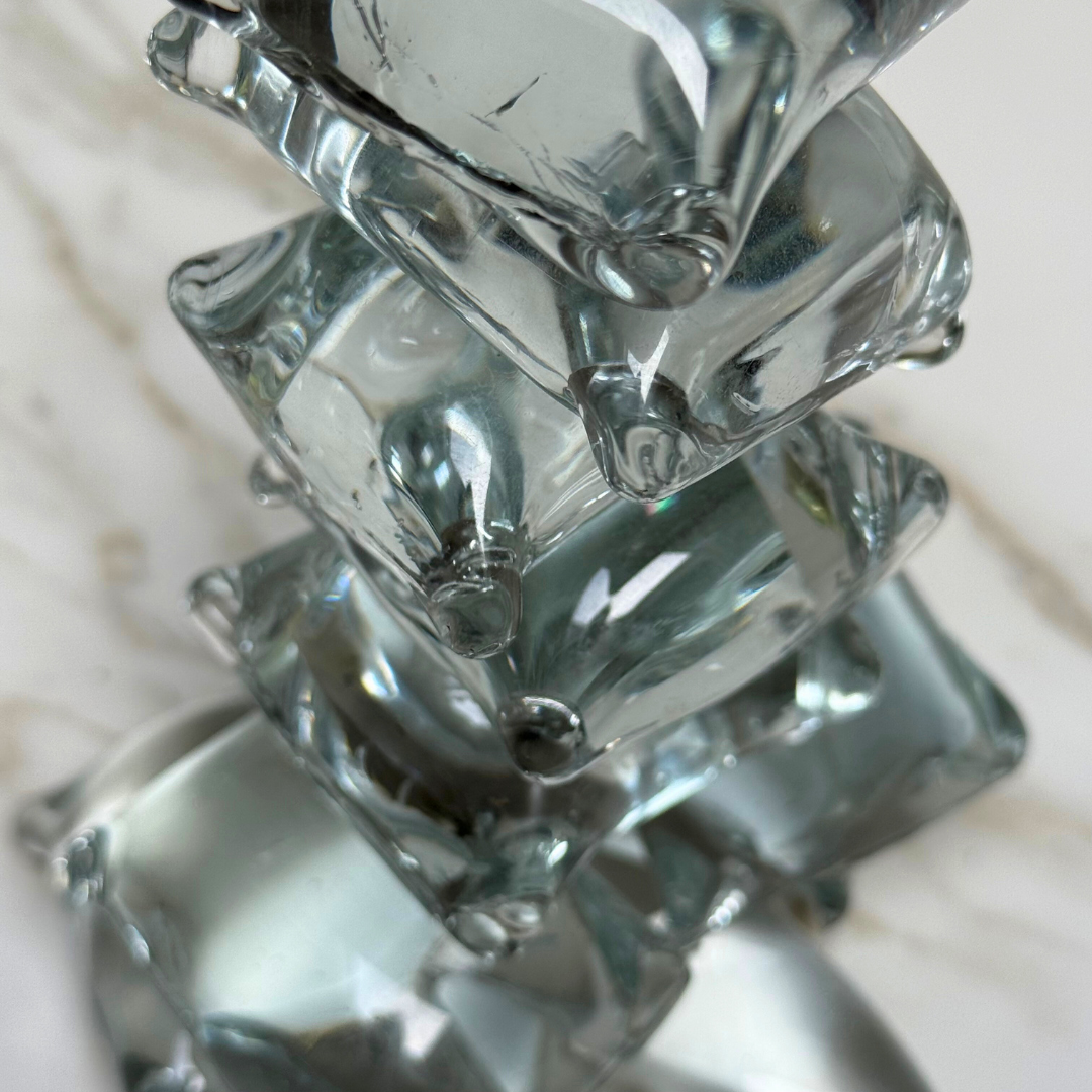 Stapeling van glazen vormen van Zephyr kaarshouder – vangt subtiel kaarslicht op