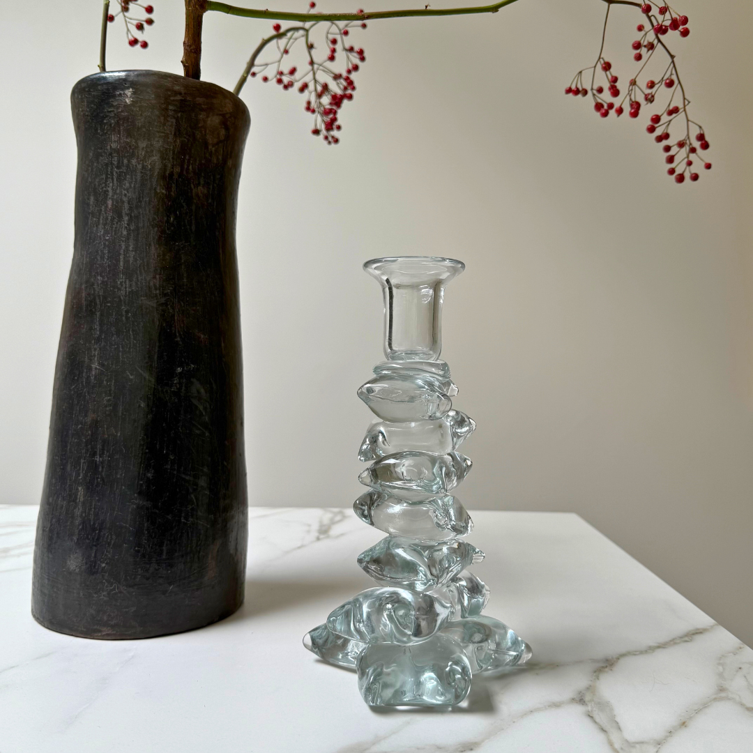 Zephyr kaarshouder naast een vaas – opvallend lichtspel en transparantie