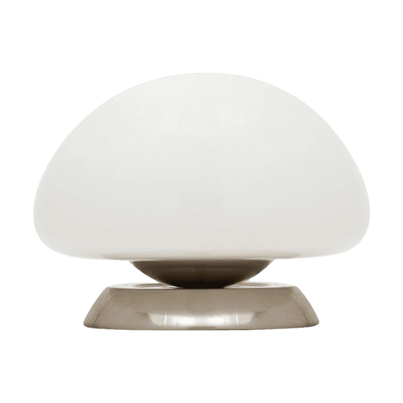 Mushroom tafellamp met ronde melkglazen kap, rvs voet en vintage uitstraling.