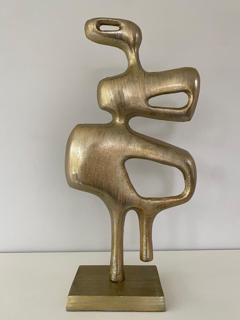 Metalen sculptuur. Modern goudkleurig, organisch gevormd sculpture ornament. Afmetingen: L19,5cm x B8,5cm x H39,5cm