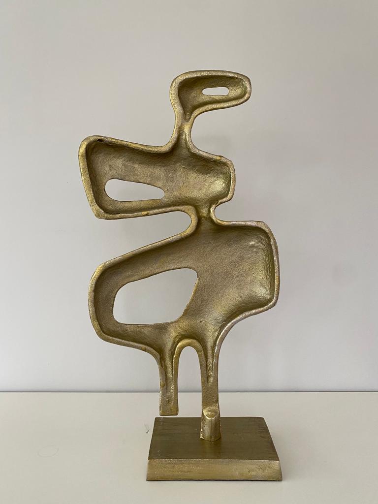 Metalen sculptuur. Modern goudkleurig, organisch gevormd sculpture ornament. Afmetingen: L19,5cm x B8,5cm x H39,5cm