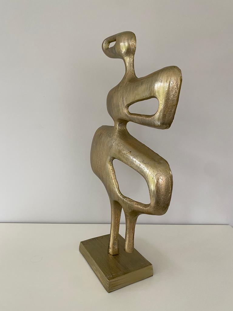 Metalen sculptuur. Modern goudkleurig, organisch gevormd sculpture ornament. Afmetingen: L19,5cm x B8,5cm x H39,5cm